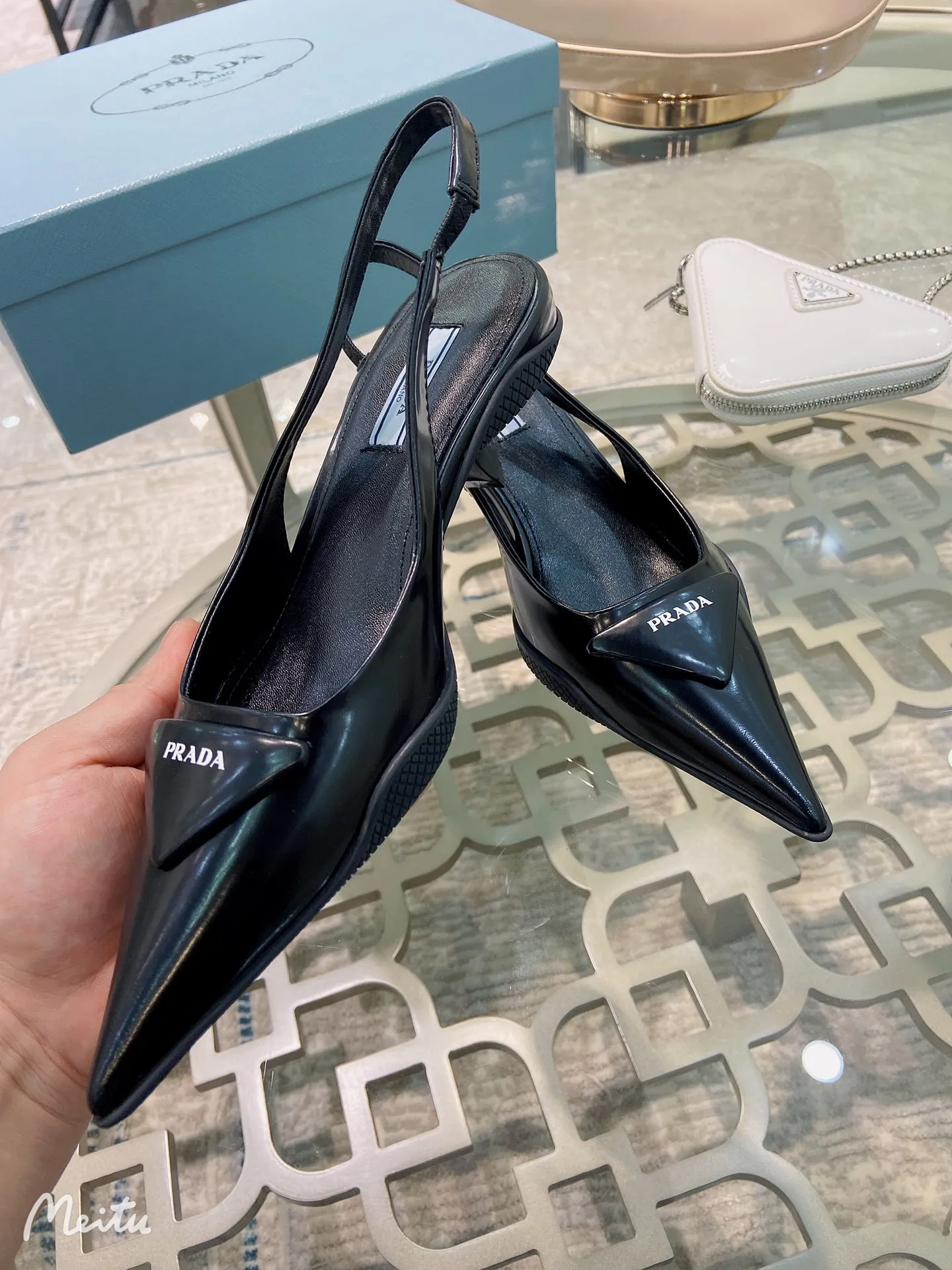 ✨Ex-factory price p480✨ Women's shoes, women's clothing ✨Ex-factory price pRADA ²⁰²¹𝐬𝐬Prada's new spring and summer products are coming with strength! ❣️The same style sandals as popular superstar Jin Chen, a fashionable and versatile nice item. The original shoes are developed and purchased from Italian counters. They are reproduced 1:1 according to the original taste. This year’s theme is not to be defined, embodying texture through simplicity💛From thick-soled sneakers to sawtooth short boots to 2021 kitten heels, everything reveals a sure-fire momentum... Combining gentleness and handsomeness, kitten heels are the finishing touch for little women❤️ Top-notch open-edge beaded cowhide with original 3D printing, triangle logo consistent with the original, wear-resistant t✨factory price PU outsole, goat leather lining, breathable and comfortable ads midsole. ⚛Heel height 3.0cm. ⚛Size: 34-39 (customized in 40 pieces) ⚛Original packaging accessories. ⚛Triangle deduction